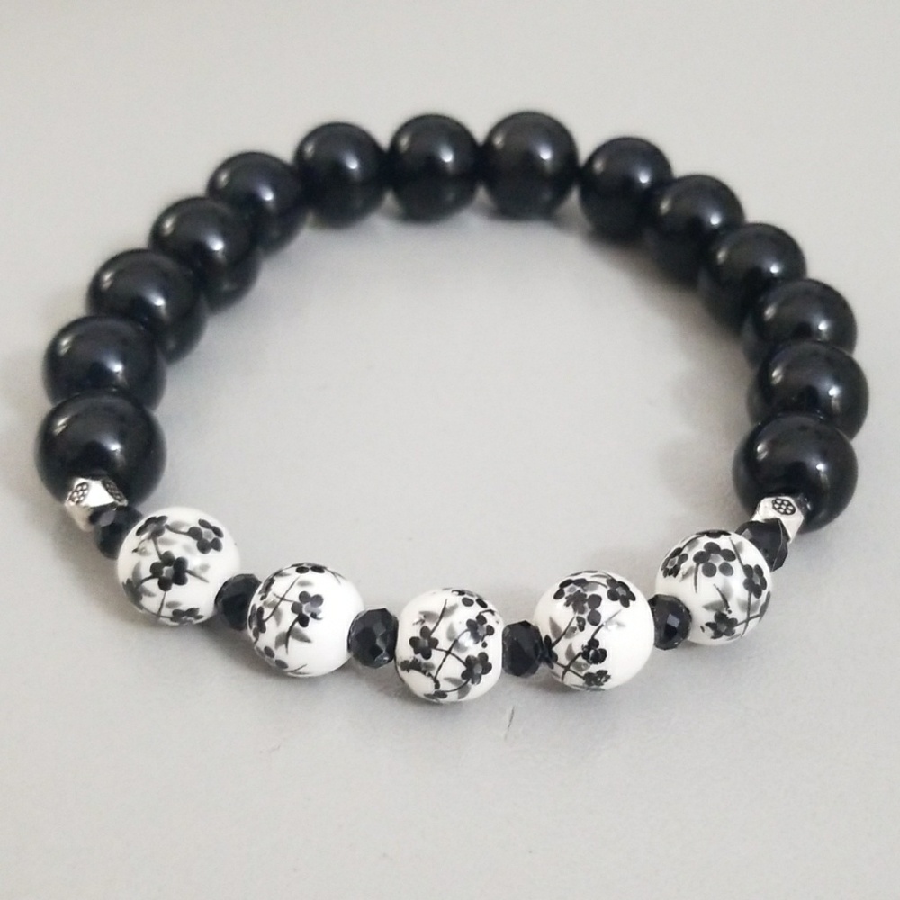 Black, white, flower, stretch beaded bracelet
